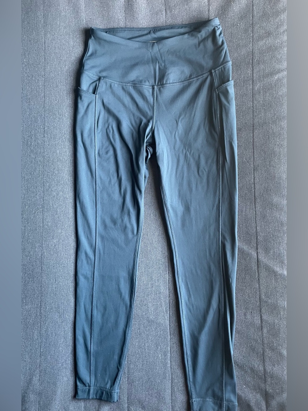 Mondetta leggings with pockets in great condition, deep blue/grey size medium